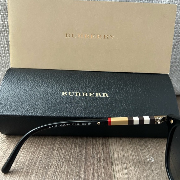 NWT Burberry cat eye black acetate sunglasses with light grey gradient lenses - Picture 4 of 5